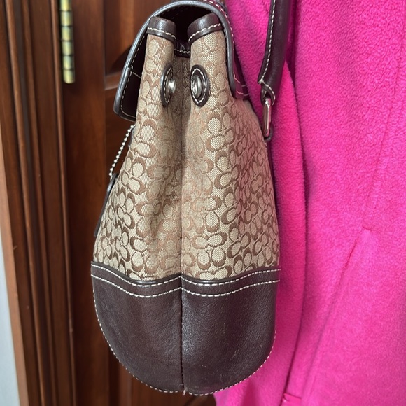 Coach Soho Legacy Signature small C’s Jacquard / dark brown leather buckle front - Picture 5 of 17